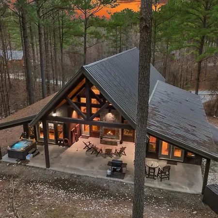 New Prime Cabin Chateau Hot Tub-Firepit-Sleeps 6